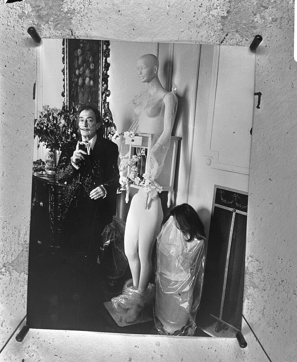 Salvador_Dali_in_Barcelona.jpg