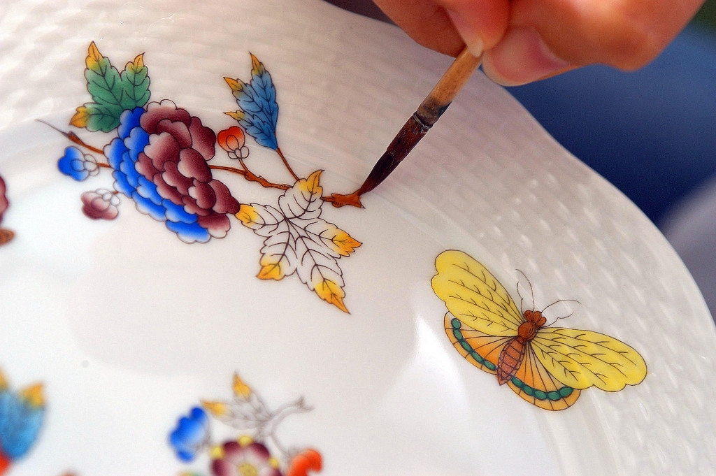 Herendi Porcelán tányérfestés.JPG