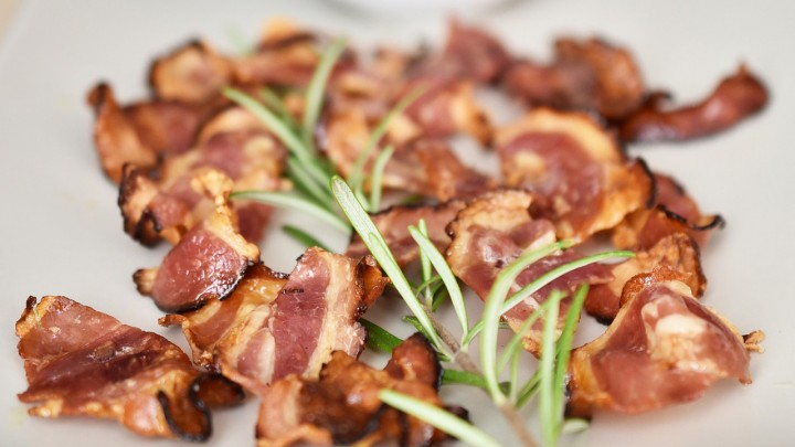 Tavaszi zöldségek baconnel fűszerezve