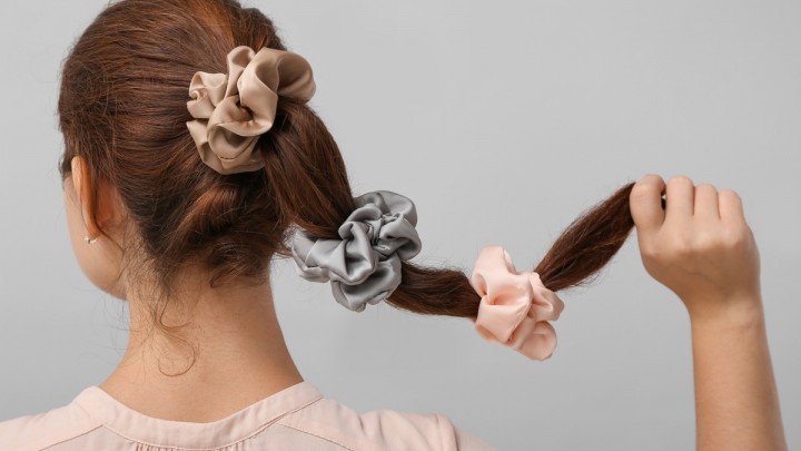 Cuki DIY „scrunchie” hajgumi: 10 perc alatt elkészítheted ezt a divatos kiegészítőt