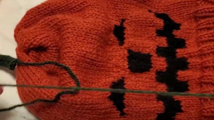 Így köss töklámpást idéző sapkát Halloweenre: mutatjuk, hogyan készítheted el!