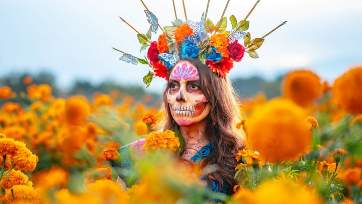 Ilyen a mexikói halottak napja: színes jelmezek, arcfestés jellemzi a holtak ünnepét