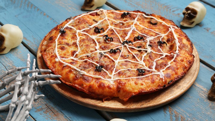 Halloween pizza receptek: rémséges finomságok, amiket az egész család imádni fog!