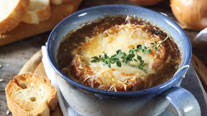 Francia hagymaleves recept: gyorsan elkészíthető, finom leves a téli napokra!