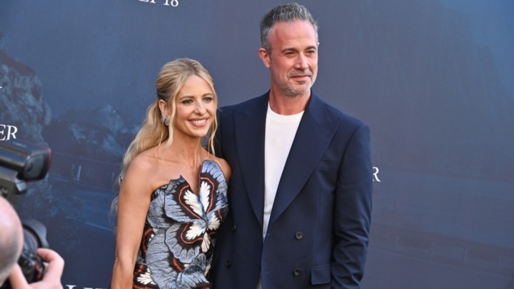 Mindenki Sarah Michelle Gellar ruhájáról beszél: hímzett, 3D-s pillangók borították!