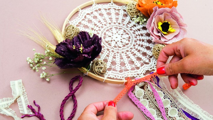 Bájos ajtókoszorú etno stílusban: alkotónk megmutatja, hogyan készítheted el!