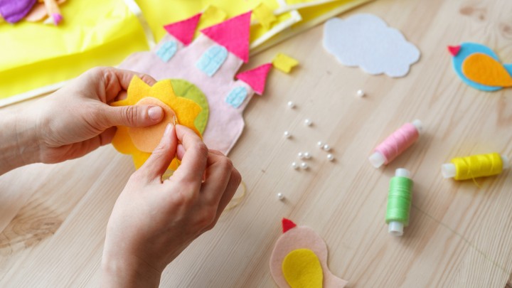 Filcből varr meseszép, népi motívumok ihlette függődíszeket ez a svájci alkotó