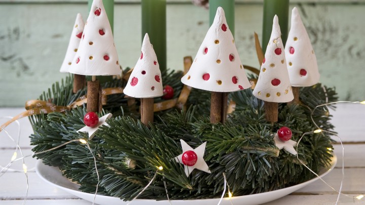 Örökzöld klasszikus: készíts naturális, erdei stílusú koszorút alkotónk segítségével!