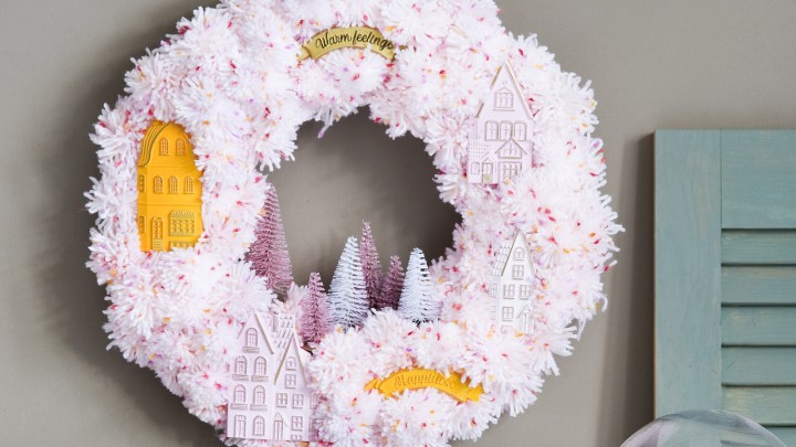 Kopogtat az ünnep: bájos, rózsaszín DIY ajtókoszorú, ami mosolyt csal a vendégek arcára