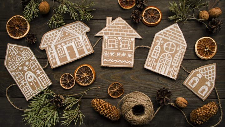 Füzér mézeskalács házikókból: egyszerű, de látványos ötlet újrahasznosítással!