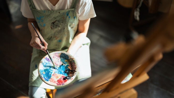 Melanoklikus hangulatú, mégis bájos erdei képeket fest Ewa, a lengyel festőművész